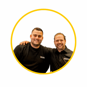 Twee medewerkers van Frietkar bij de frietkar, klaar om het Party Pieper en BonkenFest pakket te verzorgen op locatie.